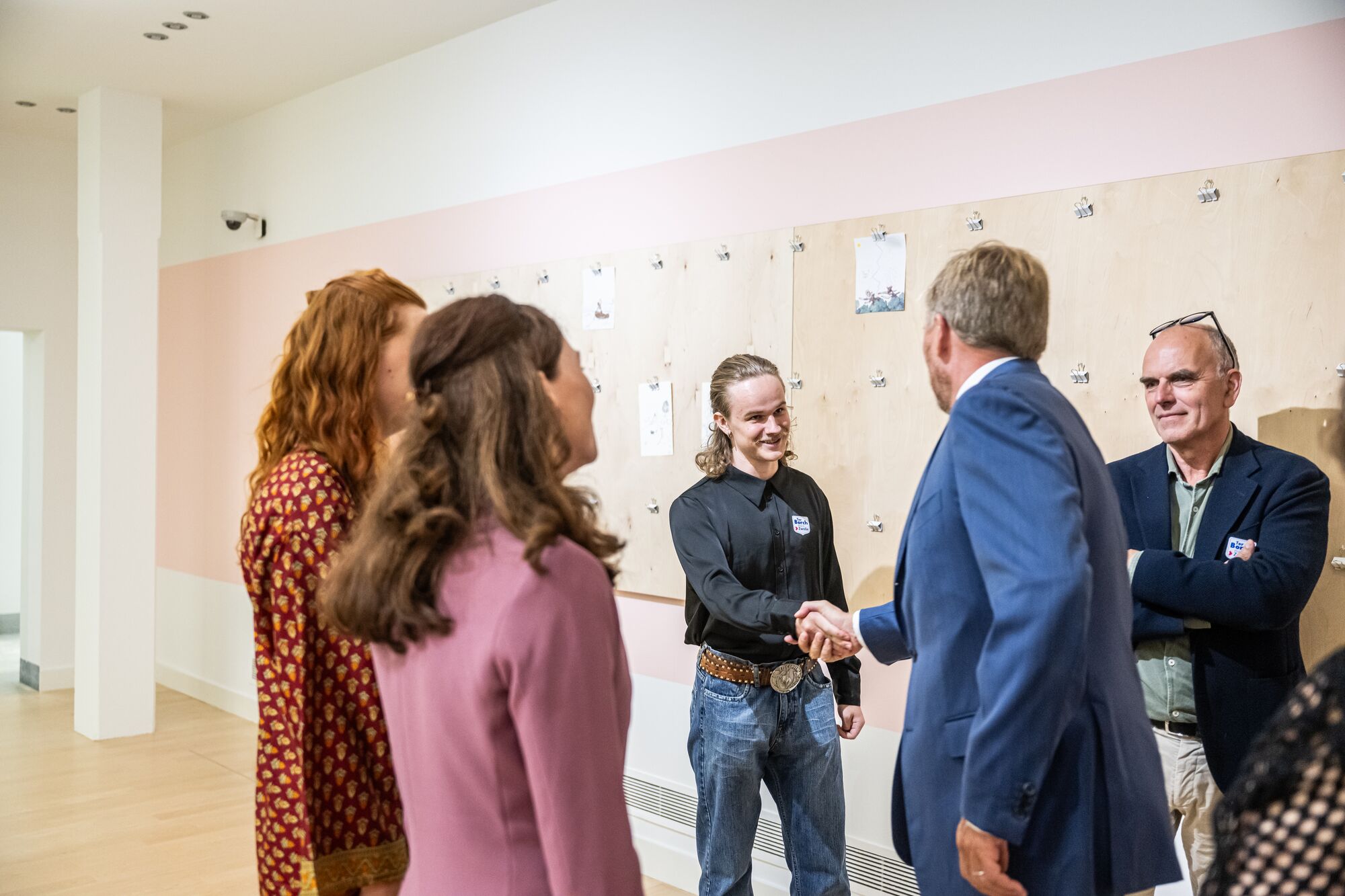 Thijs en Koning Willem-Alexander schudden elkaar de hand